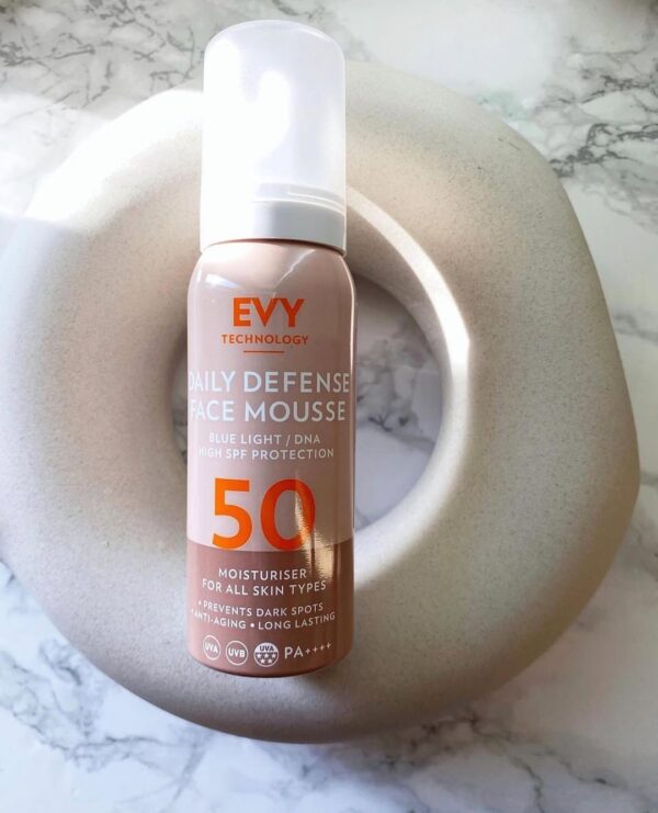 EVY TECHNOLOGY DAILY UV FACE MOUSSE SPF50 DEFENCE ANTI AGE PJENA ZA ZAŠTITU OD SUNCA ZA LICE 75ML - Slika 2